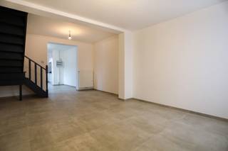 Deze gerenoveerde woning, gelegen nabij het centrum van Beveren, biedt wooncomfort op een centrale locatie. Winkels, scholen en openbaar vervoer bevinden zich allemaal in de nabije omgeving.<br /><br />De indeling is als volgt: leefruimte, volledig geïnstalleerde ruime keuken met zicht op de tuin en badkamer met douche, wastafel en toilet. Op de 1ste verdieping zijn er 2 slaapkamers.<br /><br />Buiten kan je heerlijk ontspannen op het aangelegde terras of in de tuin.<br /><br />Als extra troef beschikt de woning nog over een buitenberging die je bereikt via de zij-ingang, ideaal om je fiets te stallen. <br /><br />De woning is onmiddellijk beschikbaar.<br /><br />Wij leiden je graag rond!