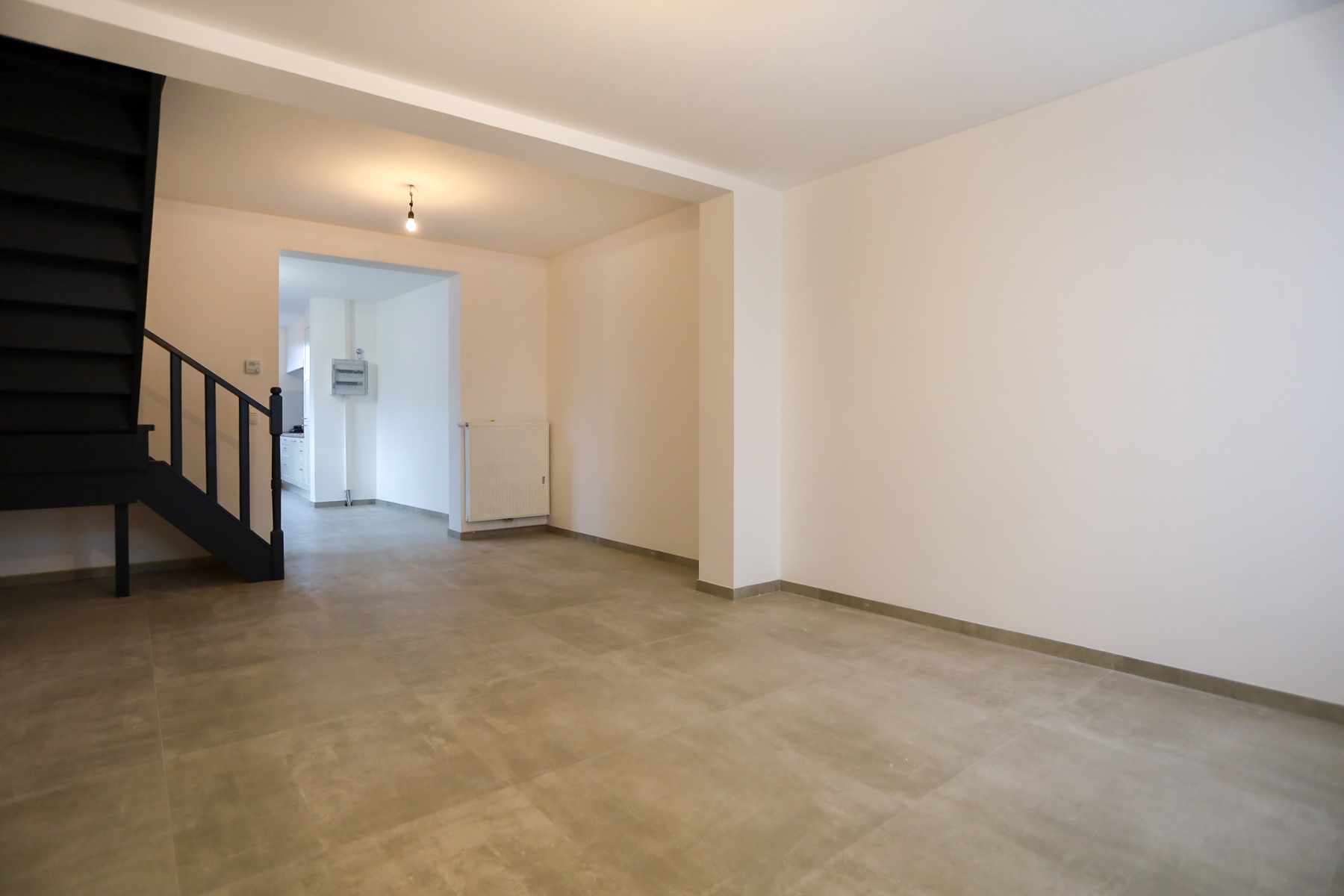 Gerenoveerde woning met 2 slpks en zij-ingang - foto 2