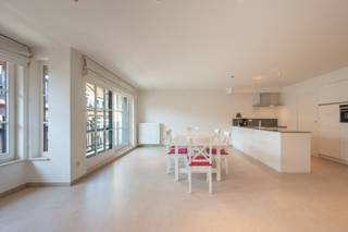 <p>Res. Rodenbach. <br />Gelegen in de Gulden-Vliesstraat, in een recent gebouw uit 2010, bevindt zich dit ruime en lichtrijke appartement. Het appartement is gelegen nabij de Lippenslaan en op wandelafstand van de Zeedijk. <br />De indeling omvat een inkomhal met gastentoilet, een zéér ruime woonkamer met terras, dankzij de zuidgerichte leefruimte geniet het appartement van aangename lichtinval.<br />Een volledig ingerichte open keuken, een praktische berging, een slaapkamer met badkamer en een tweede slaapkamer met douchekamer. Achteraan beschikt het appartement bovendien over een groot terras. <br />Verder is er een ruime, individuele kelder en een gemeenschappelijke fietsenstalling. Er bestaat eveneens de mogelijkheid om een ruime en vlot toegankelijke garagebox in het gebouw aan te kopen. Gunstig EPC-label A.<br />Ref. A738 </p>
