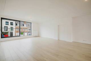 <strong>LIGGING</strong><br />Gelegen in de Kortrijkstraat geniet dit volledig <strong>vernieuwde appartement</strong> van een uitstekende ligging tussen het bruisende <strong>centrum van Deinze</strong> en vlotte verbindingswegen richting Gent en Kortrijk. Op wandel- en fietsafstand vindt u tal van winkels, supermarkten, scholen, horeca en recreatiemogelijkheden. Ook het <strong>station van Deinze</strong> bevindt zich vlakbij, ideaal voor pendelaars. De groene omgeving en de nabijheid van de Leie zorgen bovendien voor een aangename mix van rust en stadscomfort. Dankzij de centrale ligging combineert deze locatie moeiteloos wonen, werken en ontspannen. Een ideale uitvalsbasis voor wie comfortabel en bereikbaar wil wonen in het hart van <span><span>Deinze</span></span>.<br /><br /><strong>INDELING<br /></strong><span>Ontdek dit prachtig <strong>gerenoveerde appartement</strong>, gelegen op de <strong>tweede verdieping</strong> van een kleinschalige residentie. Dankzij de <strong>totaalrenovatie in 2026</strong> geniet u hier van een eigentijdse afwerking, een doordachte indeling en een hoog wooncomfort. Bij het binnenkomen wordt u verwelkomd in een ruime inkomhal met gastentoilet. De <strong>lichtrijke leefruimte</strong> vormt zonder twijfel het hart van het appartement. Grote raampartijen zorgen voor een aangename natuurlijke lichtinval en bieden directe toegang tot de <strong>terrassen</strong> aan zowel de voor- als achterzijde, waardoor u op elk moment van de dag van zon en buitenruimte kunt genieten. De <strong>volledig uitgeruste keuken</strong> beschikt over alle nodige toestellen en sluit perfect aan op de leefruimte. Verder omvat het appartement <strong>twee volwaardige slaapkamers</strong>, een stijlvolle badkamer met moderne inloopdouche en een praktische berging/wasplaats die extra comfort en opbergruimte biedt. Dankzij de aanwezige dubbele deuren tussen leefruimte en slaapkamer kan één van de kamers bovendien perfect ingericht worden als <strong>bureel, hobbyruimte of uitbreiding</strong> van de leefruimte. Met zijn kwalitatieve renovatie, uitstekende lichtinval en functionele indeling vormt dit appartement de ideale thuisbasis voor wie op zoek is naar een combinatie van stijl, ruimte en hedendaags wooncomfort.<br /><br /><em>Stedenbouwkundige inlichtingen in aanvraag.</em><br /><br /><strong>Voor meer info of een bezoek:</strong><br /><em>Stéphanie Eeckhout – 0472 13 28 79</em><br /></span>