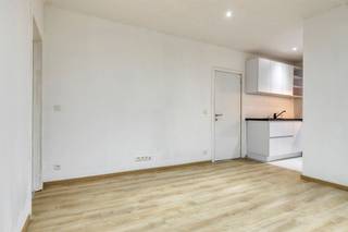 Volledig gerenoveerd en lichtrijk 1-slaapkamerappartement in DeurneOp zoek naar een instapklaar appartement met veel licht en modern comfort? Dit...