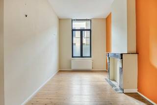 Deze woning te koop is gelegen in het zuiden van Antwerpen aan De Braekeleerstraat, dit is een éénrichtingsstraat in een rustige buurt, vlakbij het centrum van Antwerpen. Horeca en cultuur zijn op wandelafstand.  <br /><br />Indeling<br />gelijkvloers:<br />- inkomhal<br />- leefruimte<br />- open keuken<br /><br />eerste verdieping:<br />- slaapkamer<br />- badkamer met inloopdouche en toilet<br /><br />tweede verdieping:<br />- slaapkamer<br /> <br />troeven:<br />- veel lichtinval<br />- instapklaar <br />- ruime kelder<br /><br />Deze woning wordt te koop aangeboden voor een vraagprijs van 395.000 euro.<br /><br />Bent u geïnteresseerd in een appartement of woning te koop in Antwerpen? Aarzel dan niet om ons te contacteren. <br />Had u graag uw eigen eigendom te koop aangeboden contacteer ons dan voor een vrijblijvende schatting, telefonisch op het nummer 03/206.76.76 of per mail naar antwerpen@dewaele.com.<br /><br />Ook voor alle andere vragen omtrent vastgoed, kopen of verkopen kan u steeds bij ons terecht!<br /><br />Bestuursmaatregelen in het maatregelenregister: nee