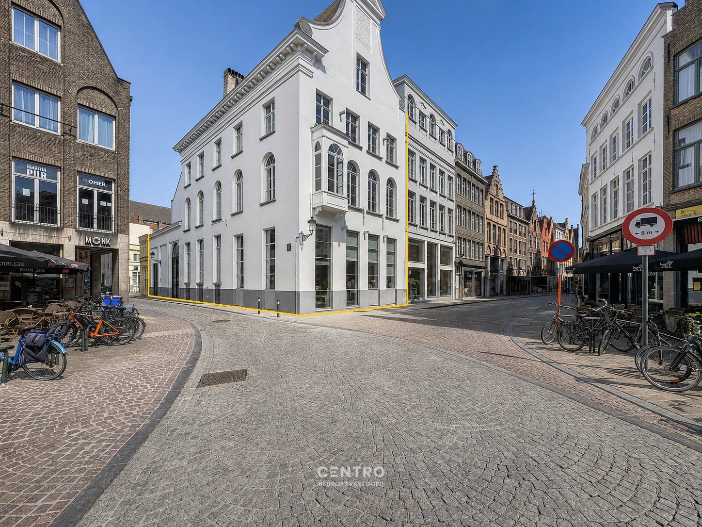 Authentiek & volledig gerenoveerd (°2000) hoekpand (5 verdiepingen, lift aanwezig) in het historisch en toeristisch centrum, met 3 private parkeerplaatsen op het terrein. - foto 1
