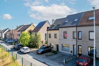 Deze energiezuinige woning is instapklaar en goed gelegen nabij scholen, winkels, openbaar vervoer en de aansluiting met de verbindingswegen (R4, E17,E40,..).<br />Indeling: <br />GV: inkomhal, woonkamer met eetplaats, open keuken met aanhorigheden, badkamer met bad, dubbele wastafel en toilet.<br />1eV: 2 ruime slaapkamers.<br />2eV: open overloop, momenteel ingericht als bureau, 3<sup>e</sup> ruime slaapkamer.<br />Verder is er nog een gezellige tuin met poortje naar pad achteraan, een kelder en parkeerplaats vooraan de woning.<br /><br />Voor meer info of bezoek: contacteer SARA - CENTER OFFICE: 0478 90 27 09.<br /><br />EPC: 143 kwh/m<sup>2</sup>/jaar - Label B - renovatieverplichting: NEEN.<br />Bruikbare vloeropp: 152 m<sup>2</sup> (opgemeten volgens EPC).<br />Asbestattest: Asbestveilig : 0 asbestmaterialen -0 Beperking - 0 uitsluiting.<br />Stedenbouwkundige info: in aanvraag 13/08/2026.