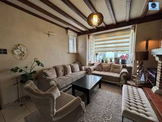 3-GEVELWONING MET 4 SLAAPKAMERS EN TUINRichtprijs : 325.000 euroDeze woning is gelegen in de nabijheid van openbaar vervoer,scholen en winkels,...De...