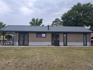 Deze mooie gemeubileerde 6-persoons vakantiewoning is prachtig gelegen aan het water op het verzorgde EuroParcs domein Zilverstrand in Mol...