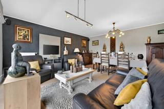 Welkom in Residentie Villa Dell’Arte, hier bieden wij een appartement te koop aan op de 1ste verdieping achteraan.<br /><br />Het appartement bevindt zich op de eerste verdieping en is bereikbaar via lift/trap. De indeling omvat een inkomhal, een lichtrijke en ruime leefruimte met open keuken -met een keukeneiland- uitgerust met hoogwaardige toestellen, twee slaapkamers aan de rustige achterzijde van het gebouw, een praktische berging, een afzonderlijk toilet en een stijlvolle badkamer met inloopdouche.<br /><br />Absolute troef is het uitzonderlijk ruim & mooi zonneterras aan de achterzijde, waar u in alle privacy heerlijk kunt genieten van rust & de zon.<br /><br />Daarnaast beschikt het appartement over een privatieve ondergrondse autostaanplaats is niet in prijs begrepen (€20.000 bovenop de vraagprijs) en een aparte berging.<br /><br />Met zijn energiezuinige EPC-label A, conforme elektriciteit en hoogwaardige afwerking (volledig in parket) is dit appartement volledig instapklaar en voorzien van alle hedendaagse comfort en luxe.<br /><br />Een uitzonderlijke opportuniteit voor wie stijlvol en zorgeloos wil wonen op een toplocatie in Evergem.<br /><br />Wenst u meer informatie of een bezoek ter plaatse? Contacteer ons via 0472/98.16.29 of immovercruysse.verkoop@gmail.com