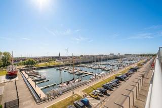 Deze uitzonderlijke penthouse is gelegen in het hart van Zeebrugge en biedt een uniek panoramisch zicht over de jachthaven. Een zeldzame...