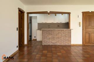 Inkomhal; apart toilet; ruime leefruimte met halfopen, vernieuwde keuken met kasten, spoelbak, kookplaat, dampkap; koelkast, diepvries en...