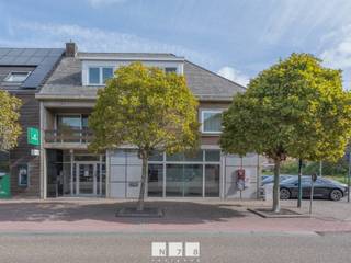 <p><span><strong><span><b>KANTOORRUIMTE MET PARKEERPLAATSEN EN NAASTLIGGEND PERCEEL GROND TE KOOP IN MEEUWEN</b></span><br /><br />TROEVEN:<br /></strong>- Zeer gunstige ligging gelegen in het centrum van Meeuwen.<br />- Goede bereikbaarheid vanuit Oudsbergen en omliggende gemeenten.<br />- Functionele kantoorruimtes.<br />- 4 privatieve autostaanplaatsen.<br />- Ideaal voor zelfstandigen, vrije beroepen en dienstverlenende activiteiten.<br />- Gunstig energielabel (C).<br /><strong><br />KELDERVERDIEPING (42,54 m²)<br /></strong>- Kelderruimte 1 (1,61 m x 2,50 m = 4,02 m²): <strong></strong></span>gasketel, tegelvloer.<br />- Kelderruimte 2 (2,03 m x 4,48 m =<span> 9,09 m²</span>): draaitafels, tegelvloer.<br />- Kelderruimte 3 (6,54 m x 4,50 m =<span> 29,43 m²</span>)<br /><br /><span><strong>GELIJKVLOERS (160,54 m²)<br /></strong>- Onthaalruimte (4,80 m x 4,78 m = 22,94 m²) + (2,11 m x 2,14 m = 4,51 m²): 1 loket.<br />- Tussenruimte (1,20 m x 1,48 m = 1,77 m²).</span><br /><span>- Landschapskantoor (7,30 m x 4,50 m = 32,85 m²) + (4,10 m x 5,17 m = 21,19 m² ) + (1,30 m x 2,88 m = 3,74 m²): 1 bureauruimte, 1 open bureauruimte, kastruimte (archiefkasten, ladekasten, inbouwkast), airco plafond, kantoorverlichting, tegelvloer/vloerbekleding.</span><br /><span>- Toilet heren (2,38 m x 0,90 m = 2,14 m²): zittoilet, tegelvloer.</span><br /><span>- </span>Toilet tussenruimte (1,65 m x 2,37 m = 3,91 <span>m²</span>): wastafel, houten muurkast, elektriciteitskast, tegelvloer.<br />- Toilet dames (0,87 m x 2,07 m = 1,80 <span>m²</span>): zittoilet, muur betegeld, tegelvloer.<br />- Keuken (2,88 m x 3,56 m = 10,25 <span>m²</span>): onderkasten, vaatwasser, koelkast, gootsteen, tegelvloer.<br />- Kantoor (3,87 m x 4,70 m = 18,18 <span>m²</span>): archiefkasten, vloerbekleding, raamdecoratie lamellen, kantoorverlichting, glazen binnendeuren, airco plafond.<br />- Kantoor (3,93 m x 3,96 m = 15,56 <span>m²</span>) + (1,18 m x 1,25 m = 1,47 <span>m²</span>): archiefkasten, vloerbekleding, kantoorverlichting, glazen binnendeur, airco.<br />- Kantoor (2,78 m x 3,61 m = 10,03 <span>m²</span> ) + (1,25 m x 3,60 m = 4,50 <span>m²</span>): airco, raamdecoratie lamellen, kantoorverlichting, glazen binnendeur, vloerbekleding.<br />- Bergruimte loket (4,46 m x 1,28 = 5,70 m²):<strong> </strong>tegelvloer, houten binnendeur.</p>
<p><span>Bekijkt u deze advertentie via een aanverwante vastgoedsite, surf dan zeker naar onze website <strong>www.N78vastgoed.be</strong> voor een uitgebreide beschrijving en foto's. <strong>Meer info: +32 (0)89 86 18 88 of info@N78vastgoed.be.</strong></span></p>
