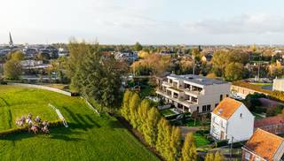 <span><span>“Villa Hippodrome” is gelegen in een rustige, doodlopende straat vlak bij het centrum van het bruisende Waregem, op wandelafstand van alle mogelijke faciliteiten.<br />Zo is er een supermarkt vlak achter het gebouw en is het nog geen 10 minuutjes stappen naar de Markt, Het Pand, Park Baron Casier, …</span></span><br /><span><span>Het gebouw wordt opgericht en afgewerkt met duurzame, energetische materialen (BEN E10; zonnepanelen, warmtepomp, ventilatie D, groendak, …) en de afwerking is aanpasbaar aan de wensen van de kopers.</span></span><br /><span><span>De residentie bestaat uit een meergezinswoning met 9 entiteiten. </span></span><br /><span>Momenteel zijn er enkel nog 2 gelijkvloerse tuinappartementen te koop, die elk over een terras en tuin beschikken van respectievelijk 158 en 81m² :</span><br /> 
<table>
	<tbody>
		<tr>
			<td>
			<h5><span><span><span>APP 0.2</span></span></span><br /><span><span>+ G2</span></span></h5>
			</td>
			<td>
			<h5><span><span>app 111 m²</span><br /><span>terras 22m² </span><br /><span>tuin 136 m²</span></span></h5>
			</td>
			<td>
			<h5><span><span>€523.000</span></span></h5>

			<h6><span><em><span>vanaf<br />€ 570.700 all-in (à6%)</span></em></span></h6>
			</td>
			<td>
			<h5><span>inkomhal met gastentoilet – living met tuinzicht - geïnstalleerde open keuken (samen 47m²) – bergplaats – twee slaapkamers elk met zijn individuele badkamer (inloopdouche/lavabo) – terras en tuin 158m²<br />prijs inclusief de garage G2</span></h5>
			</td>
		</tr>
		<tr>
			<td> </td>
			<td> </td>
			<td> </td>
			<td> </td>
		</tr>
		<tr>
			<td>
			<h5><span><span>APP</span></span><span><span> 0.4</span><br /><span>+G7</span><br /><span>+P5</span></span></h5>
			</td>
			<td>
			<h5><span><span>app 102 m²</span><br /><span>terras 21m² </span><br /><span>tuin 60 m²</span></span></h5>
			</td>
			<td>
			<h5><span><span>€452.000</span></span><br /><em><span><span>vanaf<br />€ 495.000 <br />all-in </span><span>à 6% </span></span></em></h5>
			</td>
			<td>
			<h5><span>inkomhal met gastentoilet – living met tuinzicht - geïnstalleerde open keuken (samen 46m²) – bergplaats – twee slaapkamers – badkamer met inloopdouche en dubbele lavabo – terras en tuin 81m²<br />prijs inclusief de garage G7 en parkeerplaats P5</span></h5>
			</td>
		</tr>
	</tbody>
</table>
 

<ul>
	<li><span><span>Afwerking kan op maat, volgens de wensen van de koper (badkamer, keuken, vloer, …);</span></span></li>
	<li><span><span>Gemeenschappelijke fietsberging </span></span></li>
	<li><span><span>Lage gemeenschappelijke kosten : gelijkvloerse appartementen betalen niet mee in de lift </span></span></li>
	<li><span><span>Rechtstreekse toegang tot private appartement via achteringang</span></span></li>
	<li><span><span>onderhoud tuinen dient niet zelf te worden uitgevoerd (via syndic)</span></span></li>
	<li><span><span>Einde der werken voorzien tegen half 2028</span></span></li>
</ul>
<br />Is dit wat u zoekt?<br />Stuur een vrijblijvende mail naar : angelo@immo-termote.be of bel 0497/429.446.