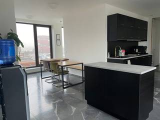Op het levendige Eilandje in Antwerpen bevindt zich dit exclusieve penthouse kantoor van 190 m², gelegen op de hoogste verdieping van het gebouw...