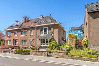 Deze instapklare 3-gevel woning met garage is gelegen in de Milseweg, op een echte toplocatie in Heverlee vlakbij de Abdij van Park, de Sportoase, Haasrode Research Park, scholen en winkels.<br />Het gelijkvloers omvat een ruime inkomhal met apart toilet, een zeer grote lichtvolle leefruimte in parketvloer (L-vormig) en een volledig ingerichte keuken met eetplaats uitgevend op het terras en de tuin.<br />Op het 1e verdiep bevindt zich een een ruime nachthal met berging en toilet, 3 slaapkamers (waarvan ééntje met terras) alsook een vernieuwde badkamer met ligbad en aparte douchecel. Op de 2de verdieping kan je genieten van een zeer grote 4de slaapkamer met een aparte zolderberging.<br />Deze woning is volledig onderkelderd met 2 voorraadkelders, een waskelder en een zeer grote garage met automatische poort. Er is ook een oprit met plaats voor 1 wagen en mogelijkheid voor het plaatsen van een laadpaal ! <br />Voor meer info of bezoek kan u me bereiken op 0477284876 of via vincent@immojanstas.be. Bijkomende info (EPC, vastgoedinfo, asbest, ... ) kan U hieronder downloaden ↓