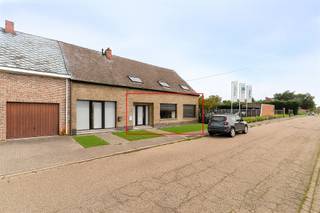 Appartement clé en main au rez-de-chaussée avec jardin, garage et carport près du Parc TivoliDans un petit immeuble avec seulement deux appartements, vous trouverez cet appartement très lumineux et habitable immédiatement, accessible par un hall d'entrée entièrement privé.L'appartement se compose d'un hall d'entrée spacieux avec WC visiteurs, d'un séjour lumineux et d'une cuisine pratique avec vue sur le jardin et accès direct à celui-ci. La salle de bains est équipée d'une douche et d'un lavabo. En outre, il y a deux chambres spacieuses de près de 15 m² chacune.Le garage intérieur est un atout supplémentaire, idéal pour les vélos, le stockage supplémentaire ou une buanderie. Au fond du jardin, il y a également un abri pour une voiture.Avec un score EPC favorable (label B), il s'agit d'une maison économe en énergie avec de faibles coûts de fonctionnement, un investissement précieux pour l'avenir.L'emplacement est excellent : à proximité du verdoyant parc Tivoli, des écoles et des commerces, et avec un accès facile aux autoroutes R6 et E19. Idéal pour ceux qui souhaitent combiner le calme et le confort avec une accessibilité optimale.