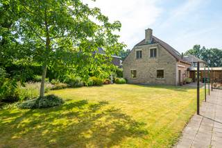 <p><strong>Charmante gezinswoning</strong> met<strong> 5 slaapkamers </strong>en zonnige tuin in rustige en gegeerde buurt te Essen<br />Deze charmante woning is gelegen in een <strong>rustige en aangename buurt</strong> te Essen en beschikt over een ruime, <strong>volledig omheinde tuin </strong>met westelijke oriëntatie. Dankzij het grote gazon, verschillende terrassen en het tuinhuis geniet je hier van veel buitenruimte en privacy.<br /><br /><strong>Gelijkvloerse verdieping:</strong><br />-inkomhal met vestiaire <br />-<strong>gezellige leefruimte </strong>met gaskachel, die zorgt voor een warme en huiselijke sfeer.<br />-de keuken is uitgerust met een gasvuur, oven, spoelbak en voldoende kastruimte. <br />-aansluitend bevindt zich een praktische berging waar ook de gasketel geplaatst is.<br />-een extra kamer die perfect kan dienen als bureau of slaapkamer, voorzien van ingemaakte kasten<br />-badkamer met ligbad, douche en lavabo.<br /><strong>Eerste verdieping:<br /></strong>-ruime overloop/nachthal<br />-<strong>vier volwaardige slaapkamers</strong> <br />De zolder, bereikbaar via een luik, biedt extra opbergruimte en de zoldervloer werd geïsoleerd, wat bijdraagt aan een betere energie-efficiëntie.<br /><br />De <strong>tuin is een echte troef</strong> van deze woning: een ruime, groene tuin met groot gazon, verschillende zithoeken en een praktisch tuinhuis. Daarnaast is er een carport, ideaal voor het stallen van fietsen of extra opslag.<br />Een ideale woning voor wie op zoek is naar<strong> rustig wonen</strong> met veel buitenruimte, en toch nabij het centrum van Essen.<br /><br /></p>