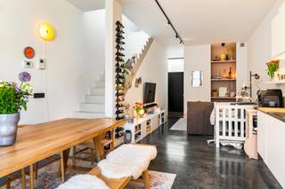 <p>Welkom in jouw nieuwe thuis! In het levendige Oud-Berchem, waar karakter en stadsenergie moeiteloos samenkomen, ontdek je deze stijlvolle ééngezinswoning die werd gebouwd in 2017. Met hippe hotspots, lokale winkels, het station van Berchem en tal van groene parken binnen handbereik, woon je hier op een toplocatie waar alles klopt.</p>
<p>Bij het betreden van de woning voel je meteen dat deze met hart en ziel tot in de puntjes werd afgewerkt, met een duidelijke focus op stijl, detail én comfort. Dit vertaalt zich perfect in de zonnige woonkamer met open keuken, waar hoge plafonds en riante raampartijen zorgen voor een heerlijk gevoel van ruimte en licht. De keuken werd voorzien van hoogwaardige toestellen en sluit naadloos aan op de gezellige tuin van 50 m², die zich moeiteloos ontpopt tot het favoriete plekje van het gezin. Verder vind je op het gelijkvloers nog een gastentoilet en een praktische berging met aansluitingen voor was- en droogmachine.</p>
<p>Via de architecturale trap bereik je de eerste verdieping waar er maar liefst 2 slaapkamers (10 m² &amp; 8 m²) op je wachten. Eén daarvan geeft toegang tot een eigen terras, perfect om de dag in alle rust te starten. Verder ontdek je nog een stijlvolle badkamer die werd uitgerust met een douche-bad, lavabo, handdoekradiator en toilet. Tot slot bevindt er zich op de tweede verdieping nog een masterbedroom (28 m²) die een waar hotelgevoel oproept dankzij de ensuite-badkamer met inloopdouche, dubbele lavabo, handdoekradiator en toilet.</p>
<p>Kortom, een huis waar wonen veel meer is dan enkel ‘thuiskomen’. Schrijf jij hier straks het volgende hoofdstuk?</p>
<p><strong>Technische gegevens: Kelder aanwezig, </strong>regenwaterpomp voorzien, centrale verwarming op gas, beglazing in aluminium, ventilatie, geïsoleerde muren en dak. <strong>Elektriciteit is conform! </strong></p>
<p><strong>Stedenbouwkundige inlichtingen en bodemattest aanwezig. Bevindt zich niet in een risicozone voor overstromingen (P- en G-score A). Renovatieverplichting &amp; asbestattest niet van toepassing (gebouwd in 2017).</strong></p>