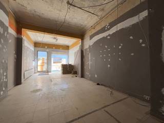 À louer : belle surface commerciale située Rue Blaes 127, en plein cœur du quartier animé des Marolles. Le rez-de-chaussée offre ±275 m² de surface exploitable, complétée par ±150 m² de caves. Possibilité de scinder l’espace en deux entités distinctes selon vos besoins. Idéal pour concept store, galerie, commerce de décoration ou horeca léger (sous réserve de permis). Environnement commercial dynamique avec de nombreux commerces, galeries et cafés à proximité. Très bonne accessibilité.