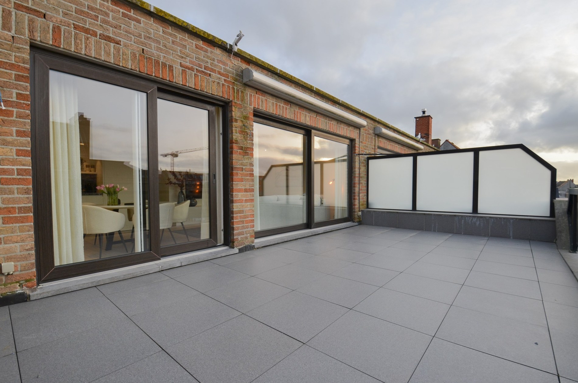 Volledig gerenoveerde penthouse met twee ruime terrassen (+/- 50 m²) gelegen op een boogscheut van de zee. - foto 4