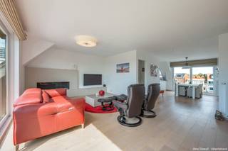 <p>Dans cette belle résidence à taille humaine, construite en 2014, nous vous proposons à la vente un spacieux appartement duplex comprenant <strong>3 chambres à coucher à part entière, 2 salles de bains et 2 terrasses</strong>. Possibilité d’acquérir un <strong>bon box de garage au rez-de-chaussée de la résidence</strong>.<span></span></p>
<p>L’appartement bénéficie d’une situation idéale, à proximité de <strong>Duinenwater</strong>, ainsi que du centre-ville et de la <strong>Lippenslaan</strong>. La gare et toutes les commodités se trouvent également à distance de marche.</p>
<p>L’entrée, avec toilette invités et vestiaire, donne accès au <strong>séjour spacieux et lumineux</strong>, orienté sud-ouest, agrémenté d’une agréable cheminée au gaz et donnant sur une belle terrasse avec <strong>vue dégagée</strong>. Toutes les pièces sont équipées de vitrages insonorisants et les chambres sont dotées de volets roulants insonorisants.</p>
<p>La <strong>cuisine moderne et ouverte</strong>, accompagnée d’une grande buanderie, donne accès à une deuxième terrasse, orientée sud-est, où vous pourrez profiter du <strong>soleil matinal</strong>.</p>
<p>À l’étage se trouvent <strong>3 chambres à coucher à part entière</strong>, toutes équipées de placards encastrés et de lits doubles. Les chambres disposent également de la climatisation. Le hall de nuit comprend une toilette séparée ainsi qu’une <strong>spacieuse salle de bains avec baignoire et douche</strong>. La chambre parentale bénéficie de sa <strong>propre salle de douche</strong>.</p>
<p>L’appartement dispose en outre de <strong>2 caves privatives</strong> ainsi que d’un débarras au rez-de-chaussée avec espace pour les vélos. Possibilité d’acquérir/louer un <strong>bon box de garage dans la résidence au prix de 85.000 €</strong>.</p>
<p><strong>Les meubles, rideaux et luminaires sont inclus dans le prix. Bon emplacement pour vélos</strong></p>