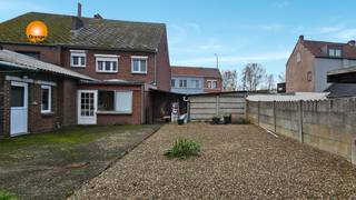 <strong>Half-open te renoveren landhuis in Eisden - Maasmechelen.</strong><br /><br />Deze op te frissen woning beschikt op het gelijkvloers over een inkomhal, een living, een bureau, een keuken, een veranda en een toilet. Op de bovenverdieping bevinden zich drie slaapkamers en een badkamer. Achter de woning een afgesloten tuin.<br /><br />Er is een kleine kelder, een zolder bereikbaar via een vaste trap en twee garages. <br /><br />De verwarming is met aardgas.<br /><br />Deze woning geniet van een uitstekende ligging in het gezellige Eisden en in de nabijheid van de autosnelwegen en het Nationaal Park Hoge Kempen.<br /><br />Stedenbouwkundige vergunning: in aanvraag/Bestemming: in aanvraag/Geen rechterlijke herstelmaatregel of bestuurlijke maatregel opgelegd/Voorkooprecht: in aanvraag/ Verkavelingsvergunning: in aanvraag/P-score A/G-score A.