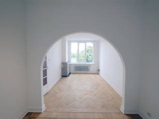 <p><span><span>Deze charmante appartement in Berchem biedt een unieke kans voor wie op zoek is naar een knusse en praktische woonruimte. Met een bewoonbare oppervlakte van 48m² is dit appartement ideaal voor starters of alleenstaanden. Het appartement omvat een ruime en lichte woonkamer met visgraat parketvloer en een authentieke haardombouw. De keuken is compact maar functioneel ingericht en onder andere voorzien van spoeltafel, gasfornuis, dampkap en oven. Het appartement is gelegen in stadswijk Pulhof, een geliefde buurt van Berchem, makkelijk bereikbaar en nabij winkels, restaurants en het openbaar vervoer. Of u nu naar het centrum van de stad wilt of de omliggende gebieden wilt verkennen, deze locatie biedt het allemaal. Gemeenschappelijke lasten € 136 /maand (incl. lift, verwarming en water).</span></span></p>