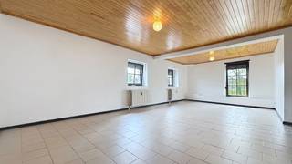 <p><span>We Invest Sud-Luxembourg presents this charming apartment ideally located in Turpange (Messancy), in a quiet and green environment, close to the Luxembourg and French borders as well as all amenities. It is composed as follows:</span></p>
<p><span>Upon entering, you will discover a hall with a cloakroom area and a guest toilet leading to a pleasant living room and a separate fully equipped kitchen. The apartment also features two large bedrooms, a laundry room, and a complete bathroom (shower, bathtub, and toilet).</span></p>
<p><span>A private cellar as well as an outdoor parking space with a carport complete this property. You will also enjoy a shared garden, ideal for relaxing and sharing convivial moments.</span></p>
<p><span>Technical features: EPC C, gas heating, non-compliant electrical installation, individual water and electricity meters.</span></p>
<p><span>Are you looking for an apartment combining peace and quiet with proximity to amenities? This functional property will charm you with its ideal location!</span></p>
<p><span>For more information or to arrange a visit:</span><br /><span>📞 +32 (0)63 33 00 69 – 📧 </span><span>sud.luxembourg@weinvest.be</span></p>