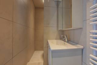 Handelspand (winkel) met woonst (3 slaapkamers, tuin...) en magazijntje van +/- 130m².