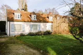 SINT-MARTENS-LATEM - Ben je op zoek naar een gezellige woning met een grote tuin TE HUUR in Sint-Martens-Latem?Dan is deze woning misschien iets voor...