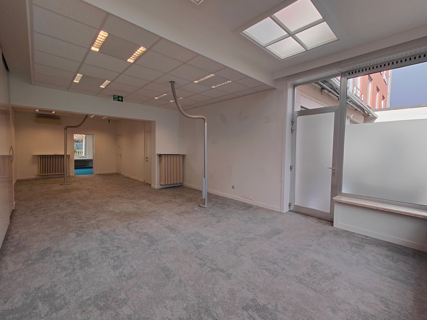 Instapklare en volledig ingerichte kantoorruimte van 96 m² in het centrum van Torhout - foto 3