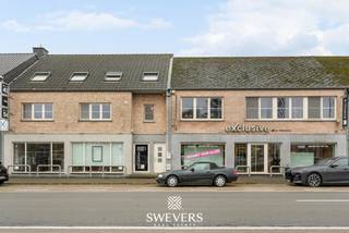 Interesse? Meer informatie op www.SWEVERS.be. - Deze opbrengsteigendom aan de G. Gezellelaan in Heusden-Zolder ligt op een centrale,...