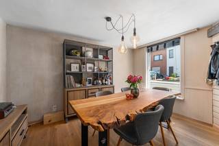 • Charmante woning met garage• Grote, zongerichte tuin met idyllisch uitzicht en buitenbar• Volledig instapklaar, vrijgesteld van...