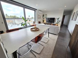 <p><span>Dit recent en energiezuinig appartement bevindt zich te centrum Schriek. Op wandelafstand van lokale handelaars, scholen en openbaar vervoer. Dit betreft een prachtig, lichtrijk appartement dankzij de grote raampartijen en de brede gevellijn. Het appartement is gelegen binnen een kleinschalig gebouw met makkelijk toegankelijke lift met spraaktechnologie.</span></p><p><span>Het appartement omvat een inkomhal met vestaire, een zeer ruime woonkamer met open keuken voorzien van alle comfort en luxe. De woonkamer geeft uit op een prachtig ruim terras van maar liefst 49m² waar u perfect een grote eettafel en lounge set kan plaatsen.  Dit terras is gelegen aan de achterzijde van het gebouw en biedt u bijgevolg alle rust. Het appartement beschikt over 2 slaapkamers eveneens gelegen aan de achterzijde. Zowel de woonkamer als de grote slaapkamer zijn voorzien van een airco unit. Een stijlvolle badkamer uitgerust met inloopdouche en volledig betegelde muren en aparte toiletruimte. De berging aansluitend aan de keuken zorgt voor een praktische extra troef.</span></p><p><span>Het appartement geniet een ruime kelder van 7m², een carport achteraan voorzien van een laadpaal,  een gemeenschappelijke afgesloten fietsenberging en vuilnisruimte.</span></p><p><span>Een top opportuniteit voor wie op zoek is naar een ruim app met terras te Schriek centrum. </span><span><br /><br /></span><span>TROEVEN</span><span>:</span><span><br /></span><span>- Recent bouwjaar</span><span><br /></span><span>- Energiezuinig</span><span><br /></span><span>- 2 slaapkamers</span><span><br /></span><span>- Centrale verwarming aardgas + airco unit</span><span><br /></span><span>- kelderberging, carport, fietsenberging en vuilnisberging inbegrepen in de prijs</span><span><br /><br /></span><span>Contacteer ons kantoor Dupont Vastgoed voor meer informatie of een bezoek ter plaatse op 015 15 15 15.</span></p>