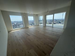 <p>Ontdek dit uitzonderlijk ruime nieuwbouwappartement van maar liefst 122 m² (exclusief terras!) op de tiende verdieping, waar comfort, klasse en een adembenemend vergezicht over de stad samenkomen. ✨</p>

<p>Vanaf het moment dat u binnenstapt, valt de overvloed aan ruimte en natuurlijk licht meteen op. De lichtrijke leefruimte vloeit naadloos over naar het royale terras, ideaal om de skyline van Roeselare bij zonsondergang te bewonderen. &amp;#127749; De moderne keuken en eigentijdse badkamer zijn afgewerkt met oog voor detail, terwijl twee comfortabele slaapkamers rust en privacy bieden.</p>

<p>Als nieuwbouw uit 2025 staat dit appartement garant voor energiezuinig en duurzaam wonen: EPC-label A, conforme elektriciteit, een performant ventilatiesysteem en verwarming via het warmtenet. &amp;#127807; Bovendien onmiddellijk beschikbaar.</p>

<p>Inbegrepen zijn een eigen staanplaats en een afzonderlijke, afgesloten berging op niveau -1. Een tweede staanplaats en bijkomende berging zijn bespreekbaar. &amp;#128663;</p>

<p>Centraal gelegen in het hart van Roeselare, op wandelafstand van scholen, het stadspark, openbaar vervoer en het treinstation — alles binnen handbereik, in een gegeerde residentie.</p>

<p>Een zeldzame combinatie van ruimte, comfort en uitzicht.<br /><br />Registreer vandaag nog uw kandidatuur via onderstaande link, daarna kan u uitgenodigd worden voor een bezoek.<br />https://mijnhuurprofiel.be/property/9a84fff2-ec30-4189-b80a-fdca49d75412</p>