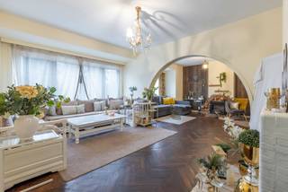 Opbrengsteigendom met twee appartementen en zes inpandige garages in Ganshoren.Rustig gelegen aan het Sippelbergpark en openbaar vervoer.Het gebouw...