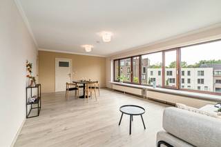 [[ DIT PAND NEEMT DEEL AAN DE ERA OPEN HUIZEN DAG OP 19/9 VAN 16:00 TOT 17:00 ]]
<p><strong>U</strong><strong>itzonderlijk ruim en instapklaar appartement van 125 m²</strong> aan de Zwijnaardsesteenweg in Gent, met <strong>3 volwaardige slaapkamers</strong>, <strong>EPC-label C</strong> en mogelijkheid tot aankoop van een <strong>ondergrondse staanplaats</strong>.</p>

<p>Met zijn royale oppervlakte onderscheidt dit appartement zich duidelijk van het gemiddelde aanbod in Gent. De aantrekkelijke prijs per m² en het <strong>EPC-label C zonder renovatieverplichting</strong> zijn belangrijke troeven, zeker voor een gebouw van deze leeftijd.</p>

<p>Ook technisch werd het appartement reeds grondig aangepakt. <strong>In 2015 werden sanitair en elektriciteit vernieuwd</strong>, inclusief leidingen en technieken in de chape. Belangrijke technische onderdelen zijn dus reeds gemoderniseerd.</p>

<p>De ligging is bijzonder interessant: <strong>UZ Gent bevindt zich op wandelafstand</strong>. Hierdoor is het appartement ideaal voor medewerkers van het ziekenhuis, studenten, gezinnen of ouders die een ruime woonst zoeken voor studerende kinderen. De drie volwaardige slaapkamers bieden bovendien verschillende mogelijkheden.</p>

<p>Dankzij de nabijheid van belangrijke invalswegen, openbaar vervoer, scholen, station en andere voorzieningen geniet u van een vlotte verbinding met het centrum en de ruime omgeving van Gent.</p>

<p>Het appartement is <strong>vrij bij akte</strong>. Een <strong>ondergrondse staanplaats</strong> is mee aan te kopen voor <strong>€ 25.000</strong>, een belangrijke extra troef op deze locatie.</p>

<p>Een interessante opportuniteit voor wie zoekt naar <strong>veel ruimte, 3 slaapkamers, EPC C en een topligging nabij UZ Gent</strong>.</p>

<p>Neem contact op met uw ERA-makelaar voor meer informatie of een bezoek.</p>