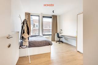 Graag stellen wij u deze moderne studentenkamer voor in het hartje van Leuven. De kamer bevindt zich in de bruisende Diestsestraat waar café's, restaurants en winkels steeds nabij zijn. Bovendien bevindt ook het station zich slechts op een steenworp afstand. De kamer, gelegen op het 4<sup>e</sup> verdiep, heeft een oppervlakte van 17 m<sup>2</sup>. Ze bestaat uit een slaapkamer met bed-frame, bureau, kleerkast en privatieve badkamer voorzien van een douche, lavabo en toilet. Elke unit beschikt tevens over zijn eigen ijskast in de kamer. De grote raampartijen dragen bij aan het zeer licht en ruimtelijk gevoel. Deze recent-gerenoveerde residentie bestaat uit 11 entiteiten en kenmerkt zich door zijn lichtrijke sfeer en kwaliteitsvolle afwerking. Op de tweede verdieping vindt u een ruime gemeenschappelijke ruimte met volledig geïnstalleerde keuken en aansluitend terras. Ideaal als investering of voor studerende kinderen! Heeft u vragen of zou u graag een bezoek inplannen? Aarzel dan niet om ons te contacteren via info@homies.be of via 016 22 82 22. HOMIÉS, an Eye for Immo. 