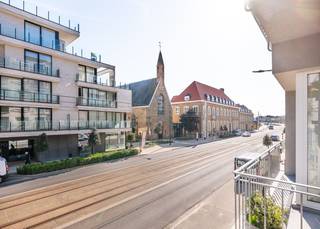Welkom in Residentie Dunas, een uniek nieuwbouwproject in Oostduinkerke-Bad, op een steenworp van het strand en het bruisende centrum. Deze kleinschalige residentie biedt slechts vijf exclusieve appartementen, elk met een volledige verdieping, wat zorgt voor maximale privacy en lichtinval.<br /><br />Dit appartement heeft een ruime indeling, grote raampartijen en een zonnig terras, ideaal om te genieten van de kustsfeer.<br /><br />Indeling: inkomhal | zuidgerichte leefruimte uitgevend op een uitgevend op zonnig terras| open, volledig uitgeruste keuken | berging met aansluiting voor wasmachine | afzonderlijk toilet | twee volwaardige slaapkamers | terras aan de achterzijde, toegankelijk vanuit beide slaapkamers | badkamer voorzien van inloopdouche en lavabo in meubel. <br /><br />Dankzij de hoogwaardige afwerking, energiezuinige technieken en duurzame materialen geniet u van optimaal wooncomfort. Warmtepomp, vloerverwarming en passieve koeling zorgen voor een aangenaam binnenklimaat.<br /><br />Bovendien is er de mogelijkheid tot aankoop van een privatieve berging en een parkeerplaats in het semi-automatische parkeersysteem.<br /><br />Wonen in Residentie Dunas betekent rust, luxe en exclusiviteit op een toplocatie.