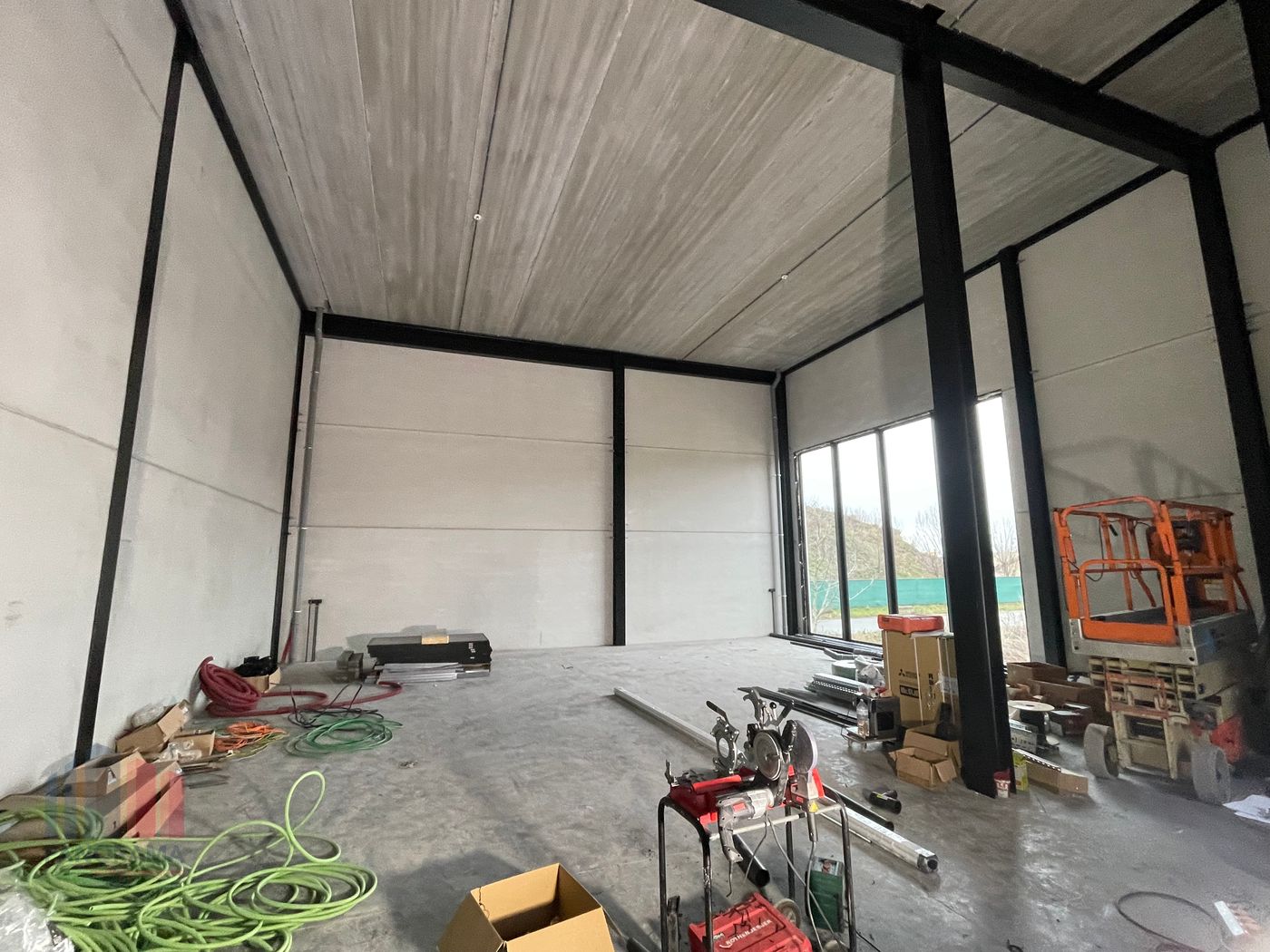 Nieuwbouw KMO-unit van 182 m² met 81 m² kantoorruimte nabij de E403 te huur - foto 4