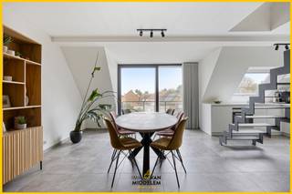 <strong>Immo Van Middelem verkoopt dit instapklaar duplexappartement (2021) van ca. 90 m² met 2 slaapkamers, terras en lift, gelegen in het kleinschalige bouwproject “Boonhof” in het centrum van Essene (Affligem).</strong><br /><br />De ligging biedt heel wat voordelen: openbaar vervoer (buslijnen richting Asse, Aalst en Brussel) en handelaars (o.a. apotheek en krantenwinkel) bevinden zich op wandelafstand. Bovendien bereikt u op enkele minuten de E40 richting Brussel of Aalst/Gent, evenals shoppingcenter 'The Leaf' met verschillende winkels, waaronder Albert Heijn, Torfs, enz.<br /><br />De indeling is als volgt (2de VERDIEPING):<br />- living (salon en eetplaats) met open, volledig ingerichte keuken en berging (met technische ruimte), toegang tot het terras;<br />- duplexverdieping: 2 slaapkamers, WC, badkamer, berging;<br />- privatieve buitenstaanplaats VERPLICHT aan te kopen aan 20.000 €.<br /><br />Gemeenschappelijke lasten +/- 63€ per maand (water en elektriciteit gemene delen, syndicus, blokpolis,...)<br /><br />Comfort:<br />- Vloerverwarming op aardgas<br />- Ventilatiesysteem type D<br /><br />EPC: 56 kWh/m².jaar - Label A (UC: 12862)<br />Elektriciteit conform AREI.<br />Vrij bij akte.