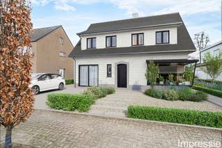 Te renoveren gezinswoning met 4 slaapkamers, rustig gelegen nabij het centrum van Vlimmeren.INDELINGWe betreden deze woning via de inkomhal (9,11m²)...