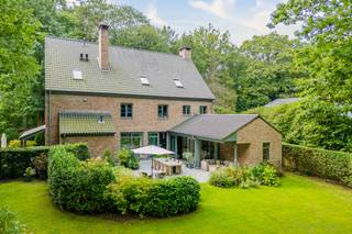 <p><strong>Prestigieuze villa met afzonderlijke woonunit en royale tuin nabij de Kalmthoutse Heide</strong></p>
<p>Op een bijzonder gegeerde en groene locatie in <strong>Heide-Kalmthout</strong>, op ca. 200 meter van de Kalmthoutse Heide, bevindt zich deze <strong>royale villa m</strong>et ca. <strong>560 m² bewoonbare oppervlakte</strong>, verdeeld over een hoofdwoning en een <strong>afzonderlijk ingerichte woonunit</strong>, biedt het geheel uitzonderlijk veel ruimte en flexibiliteit. De grote raampartijen, hoge plafonds, twee houthaarden en de prachtige volwassen tuin geven de woning haar karakter. Een aanpalend <strong>bouwperceel van ca. 2.200 m² kan optioneel worden aangekocht</strong>.<span><br />Contacteer ons kantoor voor een afspraak tijdens het </span><strong><span>exclusieve preview-kijkmoment op 18 oktober 2026, enkel op afspraak</span></strong><span>.</span></p>
<p><strong>Hoofdwoning – gelijkvloerse verdieping<br /></strong>- Royale <strong>inkomhal<br /></strong>- Ruime en lichtrijke <strong>woon- en eetkamer<br /></strong>- Aansluitend tweede <strong>zitsalon<br /></strong>- Beide salons voorzien van een <strong>open haard op hout<br /></strong>- Afzonderlijke keuken met groot schuifraam naar het terras<br />- Aansluitende <strong>berging</strong> met toegang naar buiten<br />- Gastentoilet met handenwasser</p>
<p><strong>Eerste verdieping<br />- 3 </strong>royale<strong> slaapkamers<br /></strong>- Bijkomende <strong>bureau-/slaapkamer<br /></strong>- Badkamer met ligbad, dubbele lavabo en toilet<br />- Tweede douchekamer met <strong>inloopdouche en lavabo<br /></strong>- Apart toilet</p>
<p><strong>Zolderverdieping<br /></strong>- Uitzonderlijk ruime, <strong>volledig afgewerkte zolderverdieping</strong> over de volledige woning<br />- Mogelijkheid om hier nog <strong>meerdere kamers</strong> in te richten<br />- Aparte bergzolder<br />- Aansluitingen aanwezig voor de eventuele inrichting van een douche en toilet</p>
<p><strong>Afzonderlijke woonunit<br /></strong>- Volwaardig ingerichte woonunit <strong><br /></strong>- Eigen verwarmingsketel en warmwatervoorziening<br />- Aparte meterstanden voor gas, elektriciteit en water<br />- Interessant voor <strong>meergeneratiewonen, gastenverblijf, au pair of praktijk/kantoor aan huis</strong></p>
<p><strong>Tuin en buitenruimte<br /></strong>- Royale, volwassen <strong>groene tuin met veel privacy<br />- 2 terrassen</strong>, waardoor op verschillende momenten van de dag van de zon kan worden genoten<br />- Overdekt terras<br />- Water, elektriciteit en buitenkraan voorzien <br />- Elektrische toegangspoort met parlofoon<br />- Achteraan een <strong>poortje met toegang tot de Elzendreef<br /></strong>- Tuinhuis met ruimte voor meerdere fietsen en een overkapping gericht op de avondzon</p>
<p><strong>Bijzonderheden<br /></strong>- Bouwjaar <strong>2011<br /></strong>- Ca. <strong>440 m² bewoonbare oppervlakte<br />- EPC label A<br />- 18 zonnepanelen<br /></strong>- Aluminium ramen met <strong>driedubbele beglazing<br /></strong>- Verwarming op gas met radiatoren<br />- Ventilatiesysteem C<br />- Regenwaterput van <strong>10.000 liter</strong> <br />- Kruipruimte onder de volledige woning<br />- Riolering en septische tank<br />- Mogelijkheid tot aankoop van een <strong>aanpalend bouwperceel van ca. 2.200 m</strong></p>
<p><strong>Ligging<br /></strong>Gelegen in <strong>Heide</strong> op slechts ca. 200 meter van de <strong>Kalmthoutse Heide</strong>. Een bijzonder groene en rustige woonomgeving met veel privacy, terwijl het station van Heide, winkels en dagelijkse voorzieningen vlot bereikbaar zijn. Ook Kapellen en Brasschaat liggen op korte rijafstand.</p>
<p><strong>Een uitzonderlijk ruime en veelzijdige villa waar privacy, groen en wooncomfort samenkomen, met een afzonderlijke woonunit en bijkomende uitbreidingsmogelijkheden op een van de meest gegeerde locaties van Kalmthout.</strong><br /><br />Bewoonbare opp. 560 m² ref. epc</p>
<p><strong> </strong></p>