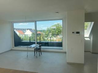 <p>Uitstekend gelegen dakappartement in het centrum van Lubbeek.<br />Het appartement heeft een hal met apart toilet, living met open keuken en aansluitend een berging. <br />Er is een zeer mooi terras aan de voorzijde van het gebouw.<br />Er zijn 2 slaapkamers en een badkamer met inloopdouche voorzien.</p>
<p>In de kelderruimte zijn er 2 staanplaatsen en een aparte privatieve berging inbegrepen in de huurprijs<br />EPC label A, beschikbaar 1 september, excl. kosten 75 euro/maand</p>