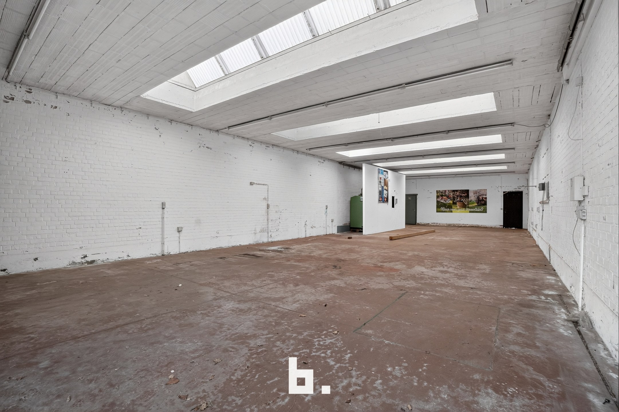 Magazijn te koop nabij het centrum van Roeselare – ca. 170 m² - foto 1