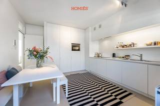 Dit uitstekend gelegen driekamerappartement met prachtig terras bevindt zich in de alombekende Parijsstraat, één van de gezelligste straten van...