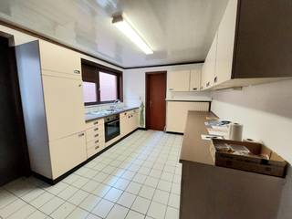 Deze leuke woning is gelegen op een boogscheut van Tillegembos en centrum Brugge, maar ook nabij belangrijke invalswegen. De inkomhal geeft...