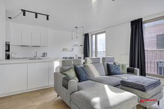 <p><span><span>Au premier étage de cet immeuble construit en 2022 se trouve cet appartement prêt à être emménagé et offrant une bonne efficacité énergétique. Il comprend un hall d'entrée, un salon spacieux et lumineux avec une cuisine ouverte, une salle de bains, des toilettes séparées pour les invités, deux chambres spacieuses, une terrasse orientée au sud et un débarras.</span></span></p>