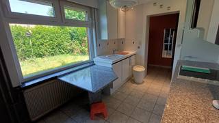 Degelijke woning met 3 slaapkamers, garage, ruime living en multifunctionele ruimte met aparte ingang.<br /><br />Mooi uitzicht aan de straatkant.<br /><br />Deze woning is gelegen in Schoonderbuken wat een deelgemeente is van Scherpenheuvel-Zichem.<br /><br />Oprit van de E413 op 10 minuten en op 5 minuten van het dorpscentrum.<br /><br />De woning kan wat opfriswerk gebruiken en er is geen zolderisolatie.<br /><br />Al de ramen en deuren zijn reeds in PVC met dubbel glas en hebben rolluiken.<br /><br />De keuken is een Kovera keuken en is in zeer goede staat van onderhoud.