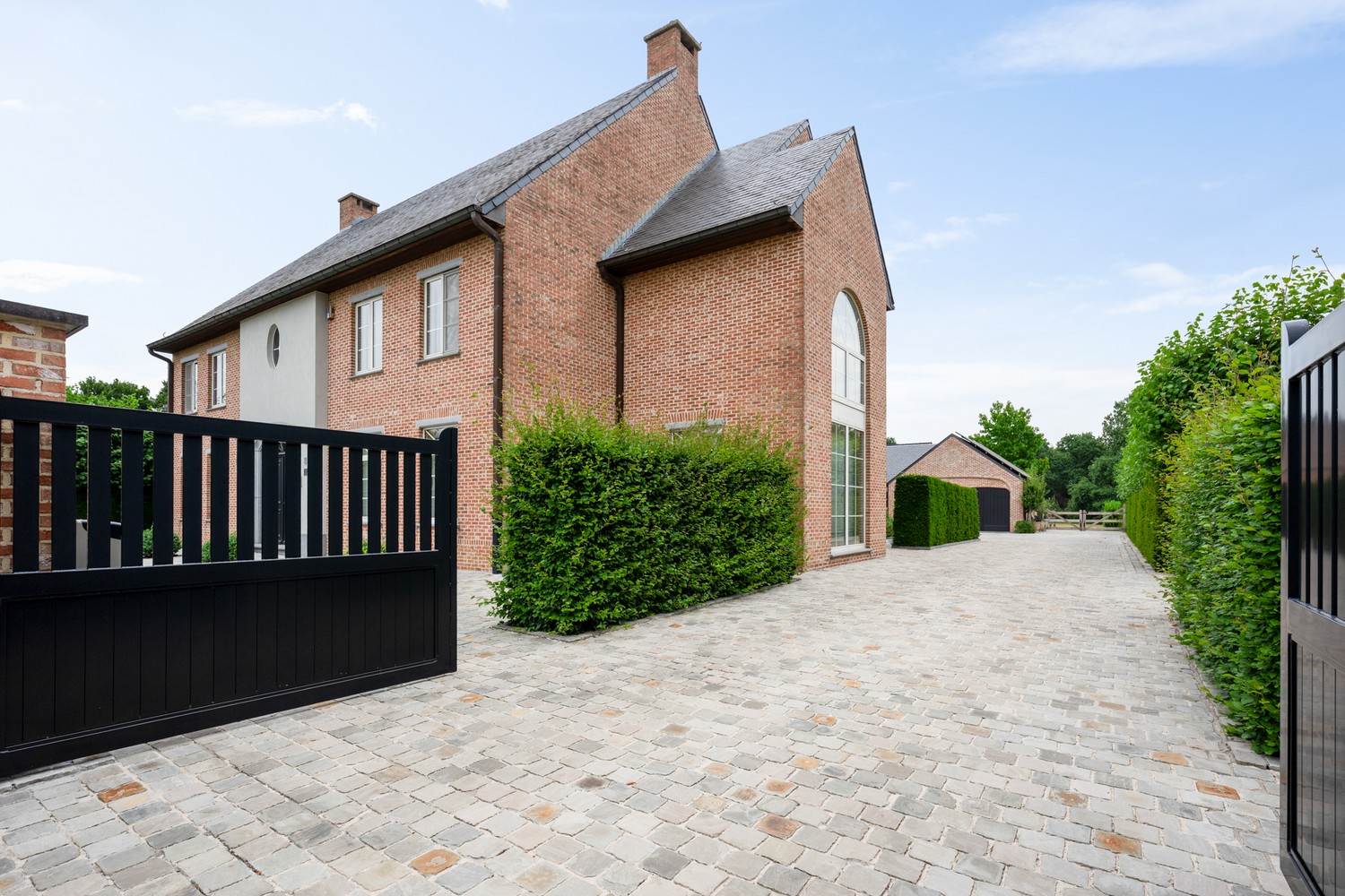 Exclusieve villa met 550 m² bewoonbare oppervlakte op een prachtig perceel van 5.458 m² nabij het centrum van Heist-op-den-Berg - foto 5