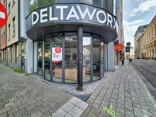 Dit kantoor is gelegen op een toplocatie in het hartje van Gent, aan de Kuiperskaai, met een prachtig zicht op het water. Het pand bevindt zich op een strategische ligging tussen het bekende Gent-Zuid, de Brabantdam en de Vlaanderenstraat. Dankzij de hoekligging geniet het pand van een uitstekende zichtbaarheid en een constante passage van zowel voetgangers, fietsers als auto's.<br /><br />De grote raampartijen zorgen voor een open uitstraling en veel natuurlijke lichtinval, wat het pand bijzonder geschikt maakt voor uiteenlopende commerciële activiteiten.<br /><br />Dankzij de centrale ligging is het pand vlot bereikbaar met zowel het openbaar vervoer, de fiets als de wagen. Op wandelafstand bevinden zich diverse tram- en bushaltes, terwijl parkeren eenvoudig kan in de nabijgelegen ondergrondse parkings zoals Parking Zuid en Parking Kouter.<br /><br />Oppervlakte:<br />Kantoorruimte (gelijkvloers): 65 m²<br /><br />Specificaties:<br />- Uitstekende visibiliteit<br />- Sanitair <br />- Kitchenette<br />- Aparte meters<br />- Warmtepomp (koeling en verwarming)<br />- LED-verlichting<br />- 2 toegangsdeuren<br /><br />Beschikbaarheid:<br />Te bespreken.<br /><br />Hebt u interesse in dit kantoor te huur in centrum Gent? Neem zeker contact op via 09 245 35 35 of business.gent@dewaele.com<br /><br />Bestuursmaatregelen in het maatregelenregister: nee