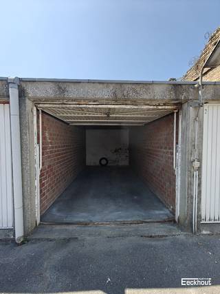 Vlot inrijbare afgesloten garagebox met kantelpoort op verzorgd en goed onderhouden terrein. Deze zijn centraal gelegen op wandelafstand van het centrum, Maria Hendrikapark en station en er is een vlotte verbinding tot de autosnelweg. Geen syndickosten!